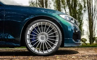 कार के पहियों की सामग्री ड्राइविंग अनुभव को कैसे प्रभावित करती है